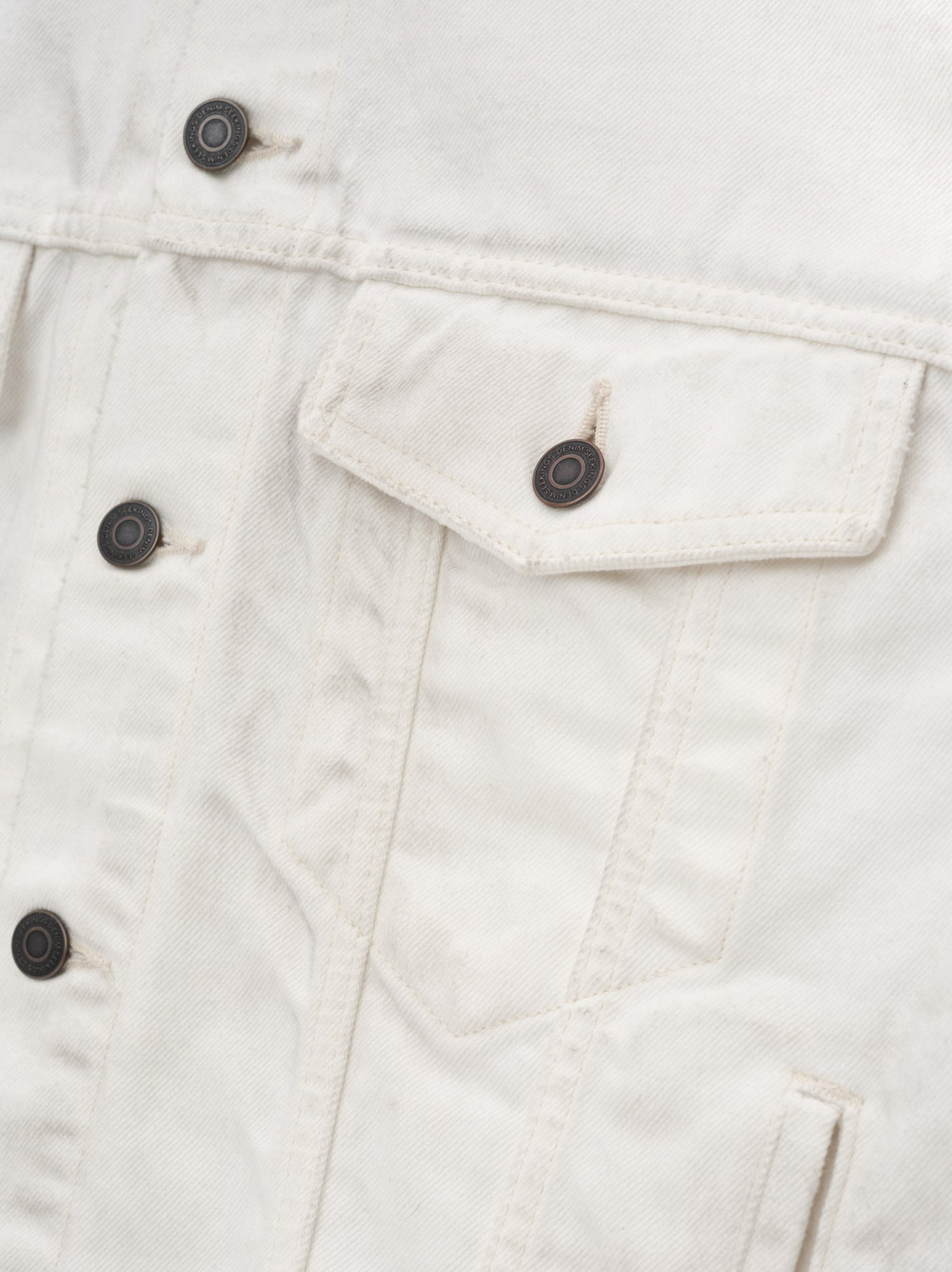 TRUCKER JACKET IN DIRTY WHITE DENIM