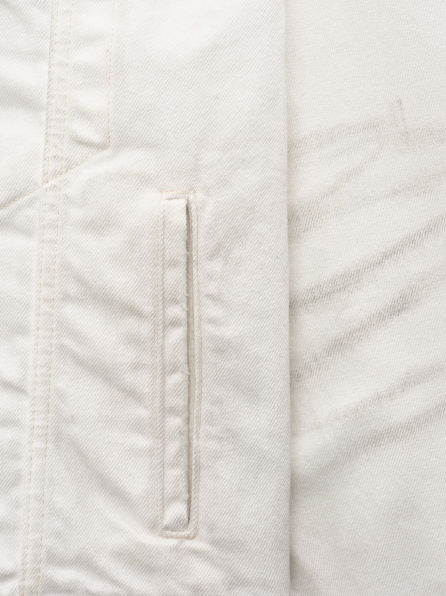 TRUCKER JACKET IN DIRTY WHITE DENIM